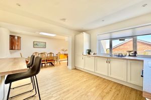 Kitchen Breakfast Bar- click for photo gallery